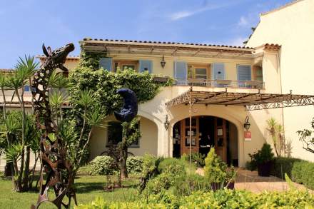 extérieur entrée hotel Lune de Mougins Spa